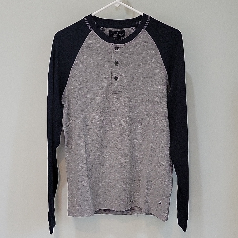 TAILOR VINTAGE men's henley shirt. Gray with navy blue sleeves.  NWT Medium.